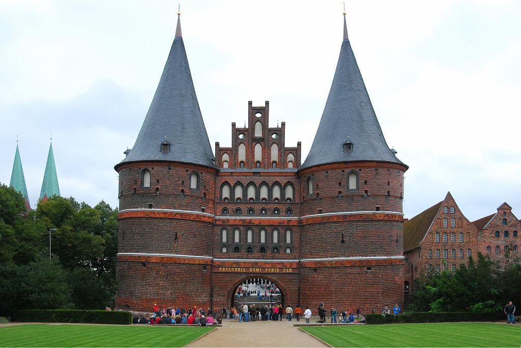 1700 DSC_5360 copy.jpg - Lübeck, [de]Holstentor[en]Hosten Gate